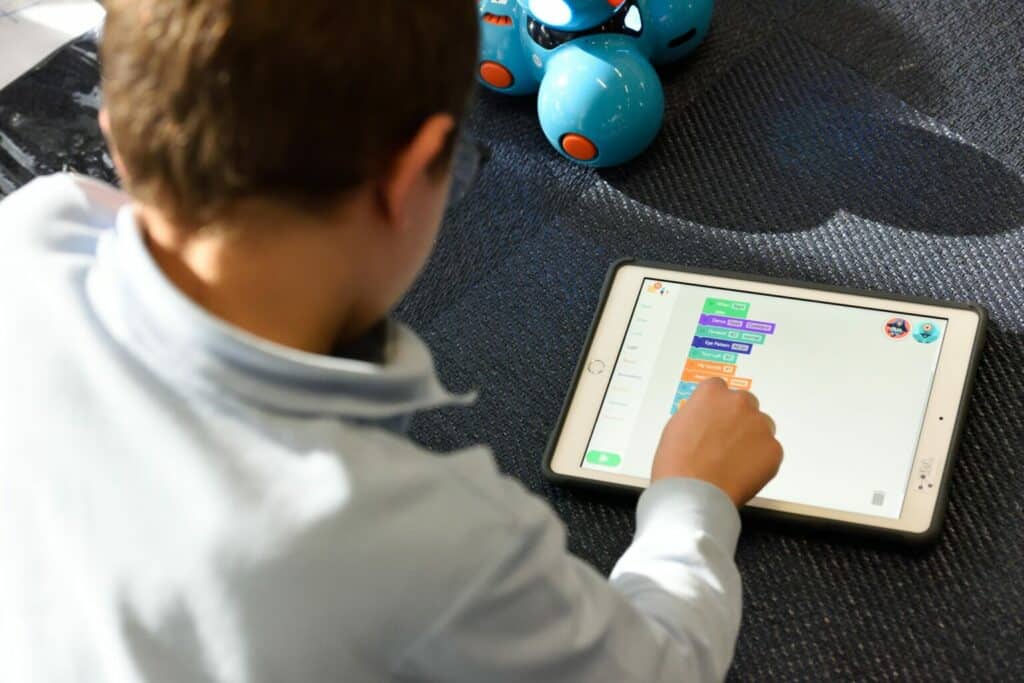 Un élève utilise l’application Wizzbe sur une tablette